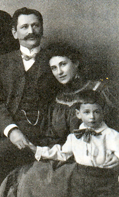 Karl (1866-1908) und Betty Braun mit Sohn Gustav im Jahre 1905 (Bild: Kuller/Schreiner, Das Hildebrandhaus - München 2006 -  S. 36)