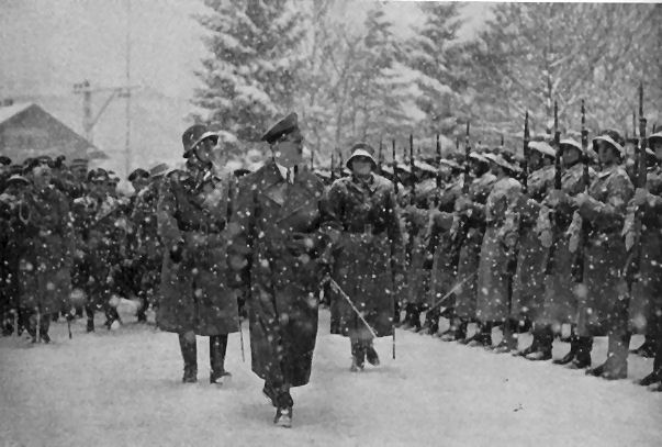 SS-Spalier für den Diktator vor der Eröffnung der Olympischen Winterspiele 1936 in Garmisch-Partenkirchen