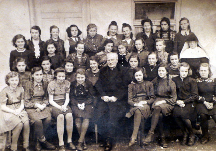 Pfarrer Hermann Mencke 1946 mit seiner Schulklasse in Dorfen
