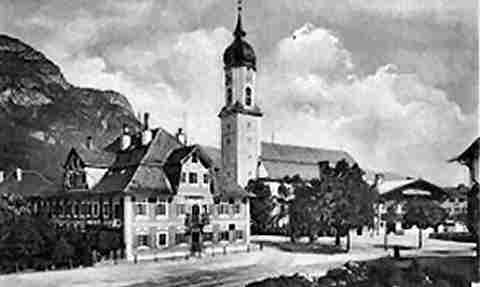 Marktplatz Garmisch mit Pfarrkirche St. Martin und Alter Apotheke - 1910