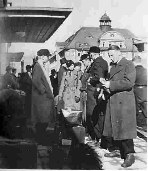 Bremer Schüler bei der Ankunft in Garmisch-Partenkirchen - 1943