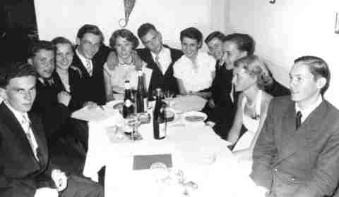 Glückliche Abiturientinnen und Abiturienten - 1953