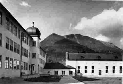 Neues Schulgebäude - Südhof mit Aula 1955