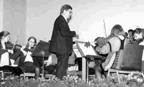 Oberstudienrat Peter Socher mit dem WG-Orchester - 1984
