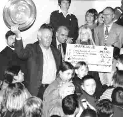 Schüler, Lehrer und Sponsoren feiern sportliche Erfolge - hier den Sparkassenpokal 1995