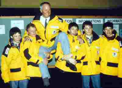 Studiendirektor Michael Osterhammer mit seinen erfolgreichen Skifahrern - 1996