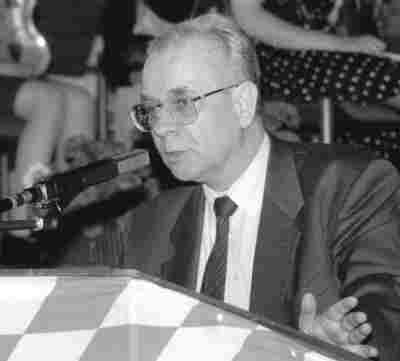 Oberstudiendirektor Dr. Peter Wabra bei seiner Abschiedsrede - 2002